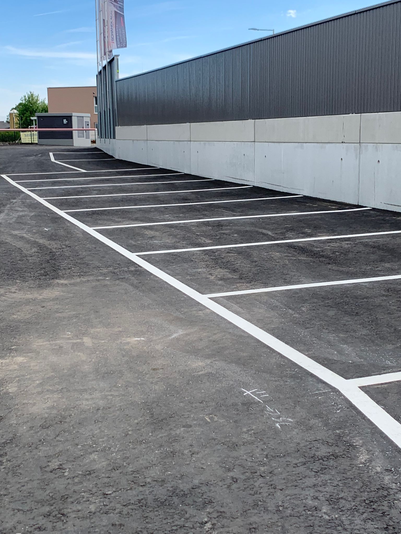 Parkplatzmarkierung mit klaren Stellplatzlinien